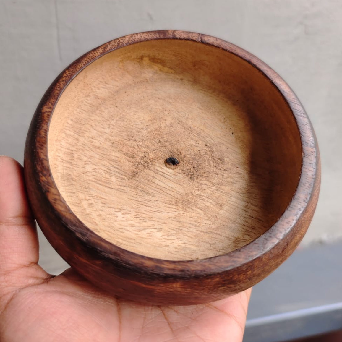 ROUND CURVED WOODEN BOWL